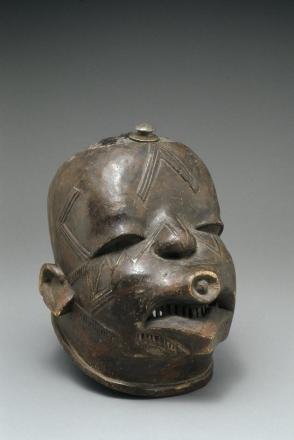 Mask with pelele