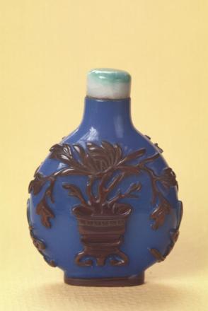 Snuff bottle: Potted chrysanthemums
