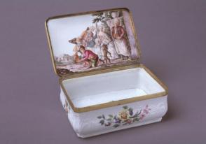 Tobacco box