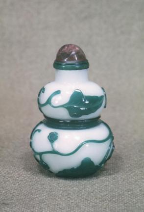 Snuff bottle: Double-Gourd Vine