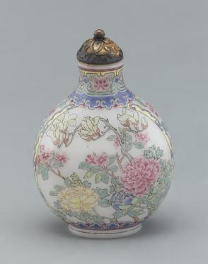 Snuff bottle with peony, magnolia, and crabapple