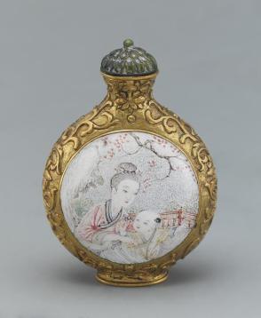 Snuff bottle with a Chinese lady and fan