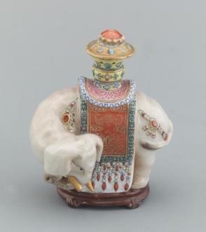 Snuff bottle as elephant