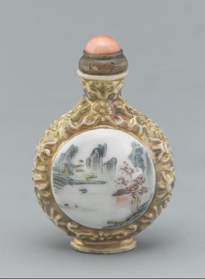 Snuff bottle with portrait of a European man
