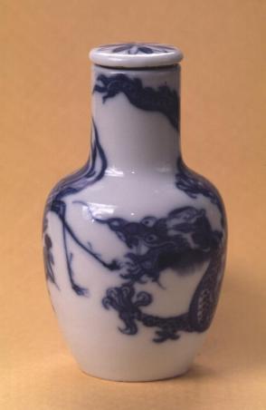 Snuff bottle: Phoenix and Dragon