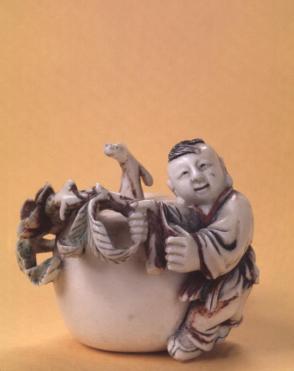 Snuff bottle: Boy and Fruit