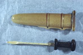 Snuff bottle: A Dagger