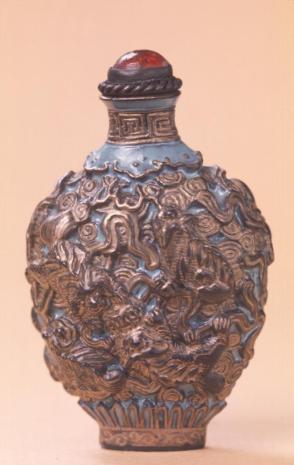 Snuff bottle: Fu-Dogs and Ribbons