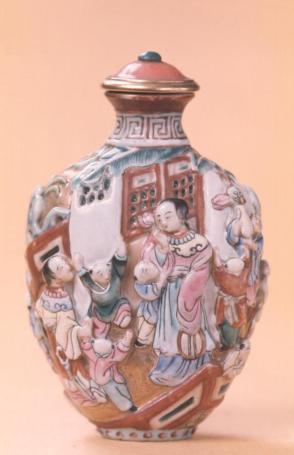 Snuff bottle: Women and children