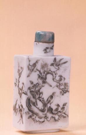 Snuff bottle:  Thirty Magpies Theme