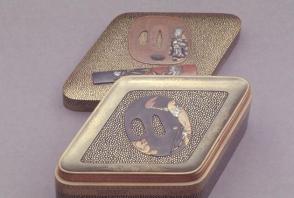 Small diamond shaped box with inner tray (kobako)