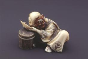 Netsuke of an actor drinking sake