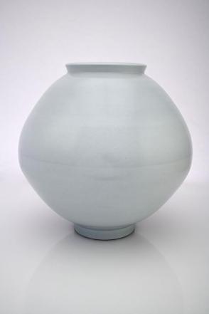 White moon jar 