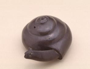 Waterdropper in shape of a snail