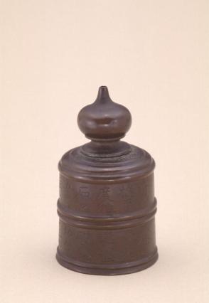 Waterdropper with lid modelled as a finial