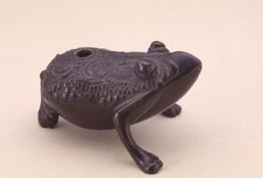 Waterdropper modelled as a three-legged toad