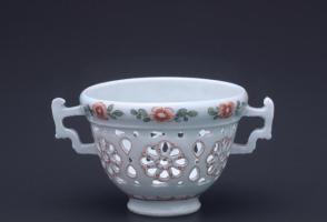 Reticulated cup