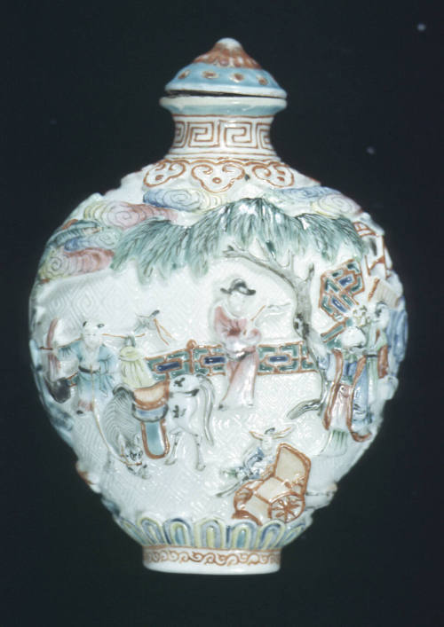 Snuff bottle: Court yard scene