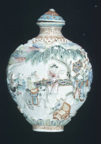 Snuff bottle: Court yard scene