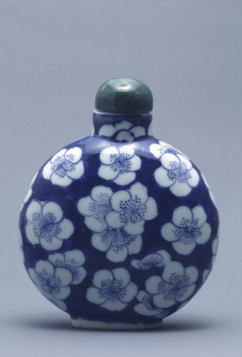 Snuff bottle