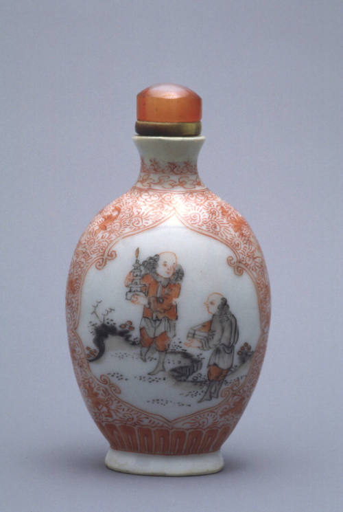 Snuff bottle with European figures holding a Buddhist stupa and sutra
