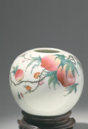 Vase:  Peaches