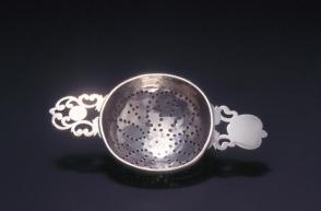 Two-handled strainer