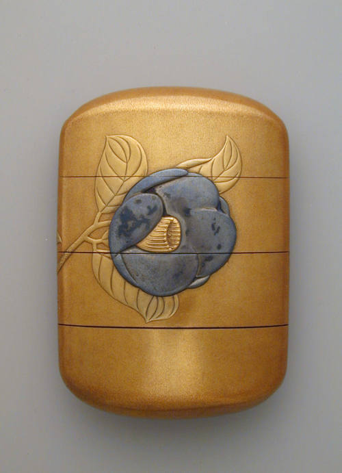 Inro: Gold lacquer with silver flower