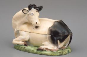 Covered condiment dish in the shape of a cow