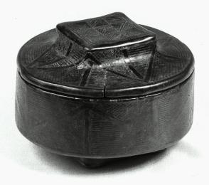 Round box with square lid