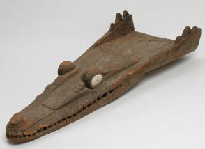 Crocodile canoe prow