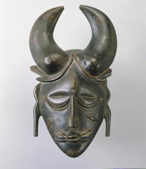 Bushcow Face mask of the Do society (Siginkuru-Ayna)
