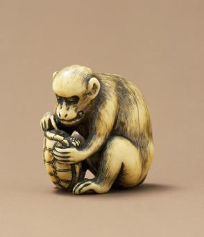 Netsuke modeled as a monkey holding a turtle