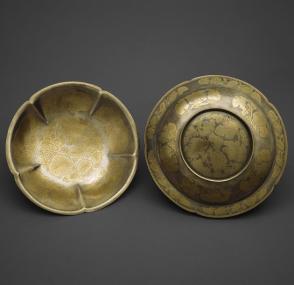 Covered bowl in the shape of a five-petaled flower