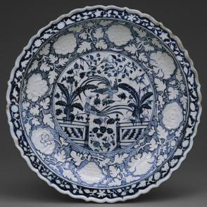 Dish with phoenix and flower motifs