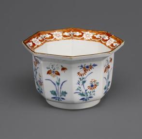 Octagonal bowl with floral design