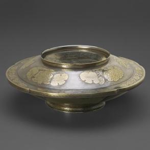 Covered bowl in the shape of five-petaled flower, with floral patterns