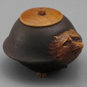 Boxwood Model of a Badger-Teakettle (bumbuku chagama)