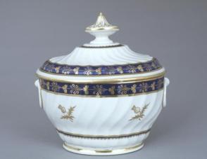 Small tureen and saucer