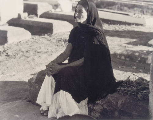 And towards the end—on the “day of the dead”—she comes to pray at his tomb, from Amero Picture Book