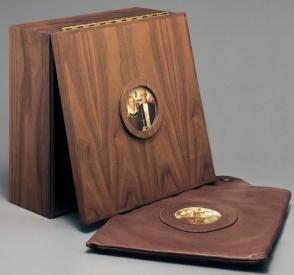 Box with hinged lid to contain the set of four dinner plates, "American Gothicware"