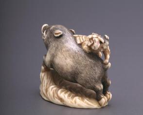 Netsuke modelled as a figure of Nitta Shiro attacking a boar