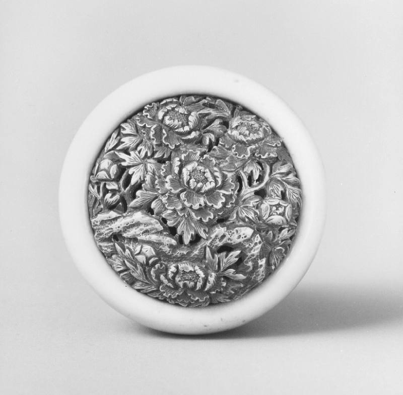 Circular-shaped netsuke