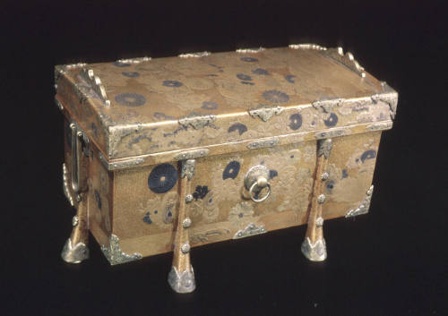 Miniature chest on six legs