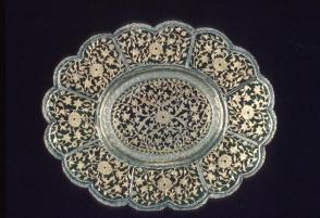 Oval dish with scalloped edge