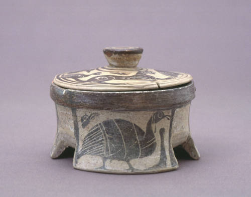 Container for cosmetics:  pyxis, ripe animal style