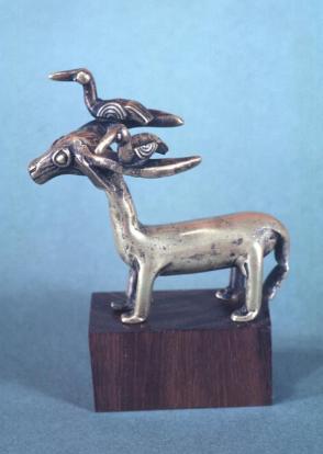 Gold weight: antelope with two birds
