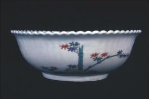 Kakiemon bowl in fluted shape of open chrysanthemum flower