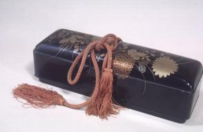 Covered box with chrysanthemum decoration