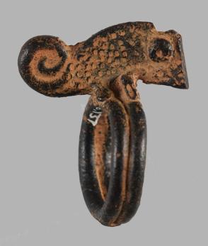 Finger ring with chameleon